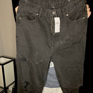 NWT American Eagle mom jeans (size 8)